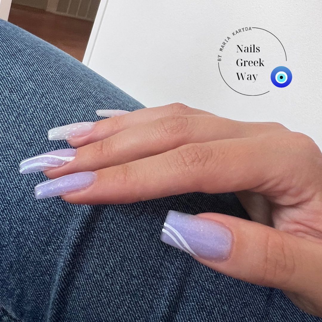 Lila gelnagels met witte lijntjes, gemaakt bij Nails Greek Way in Hank