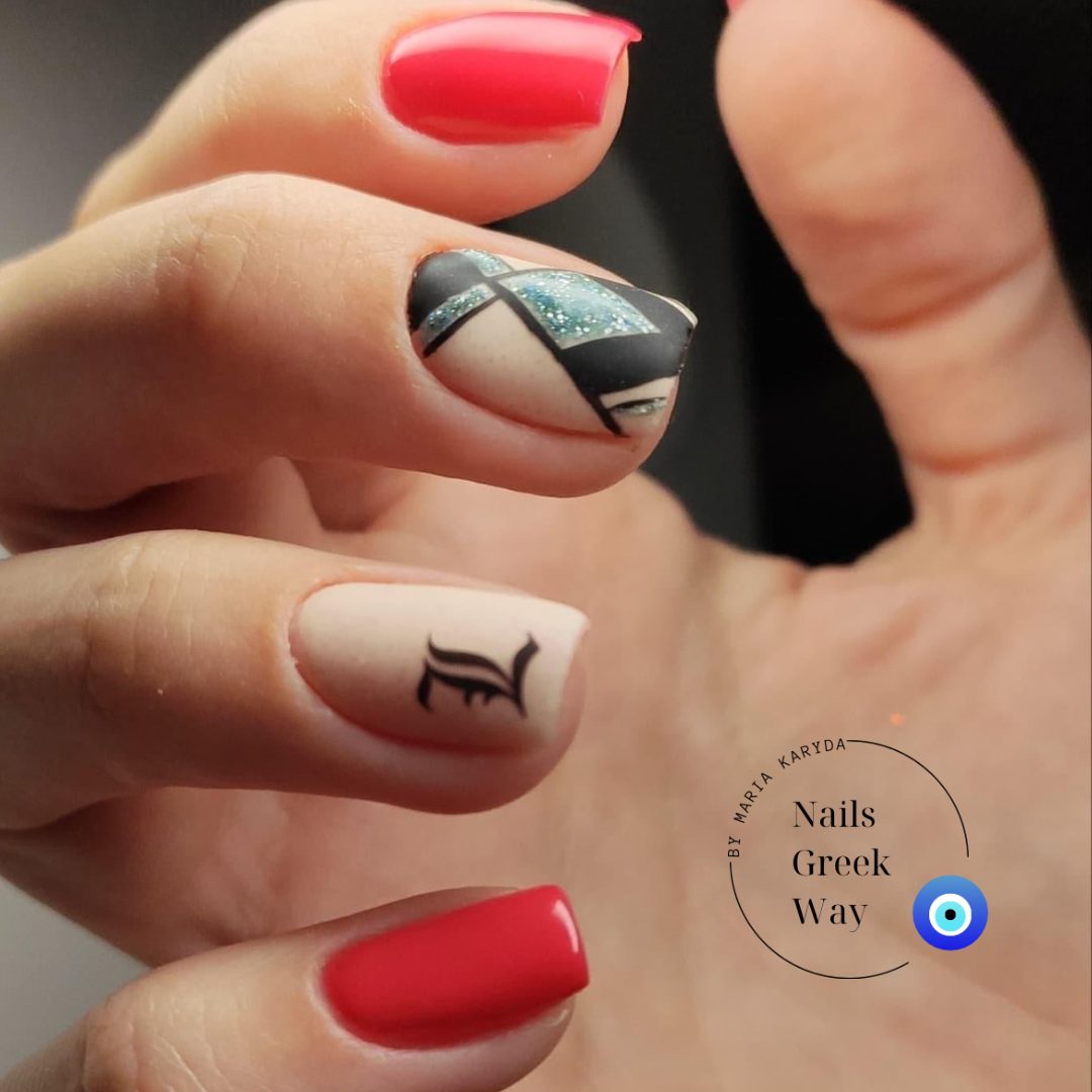 Nail art in rood, nude en zwart met letter-design