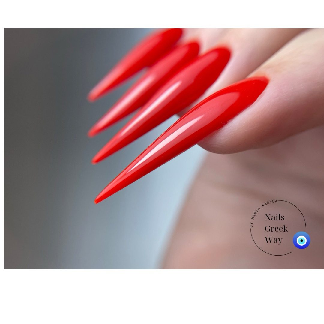 Close-up van glanzende rode stiletto polygel nagels