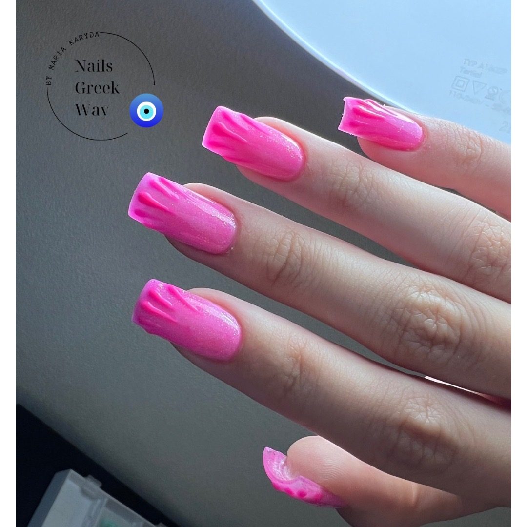 Felroze nagels met 3D-design